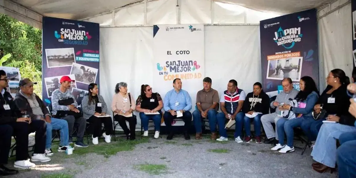 Las autoridades informan sobre los servicios prestados en la comunidad durante el evento.