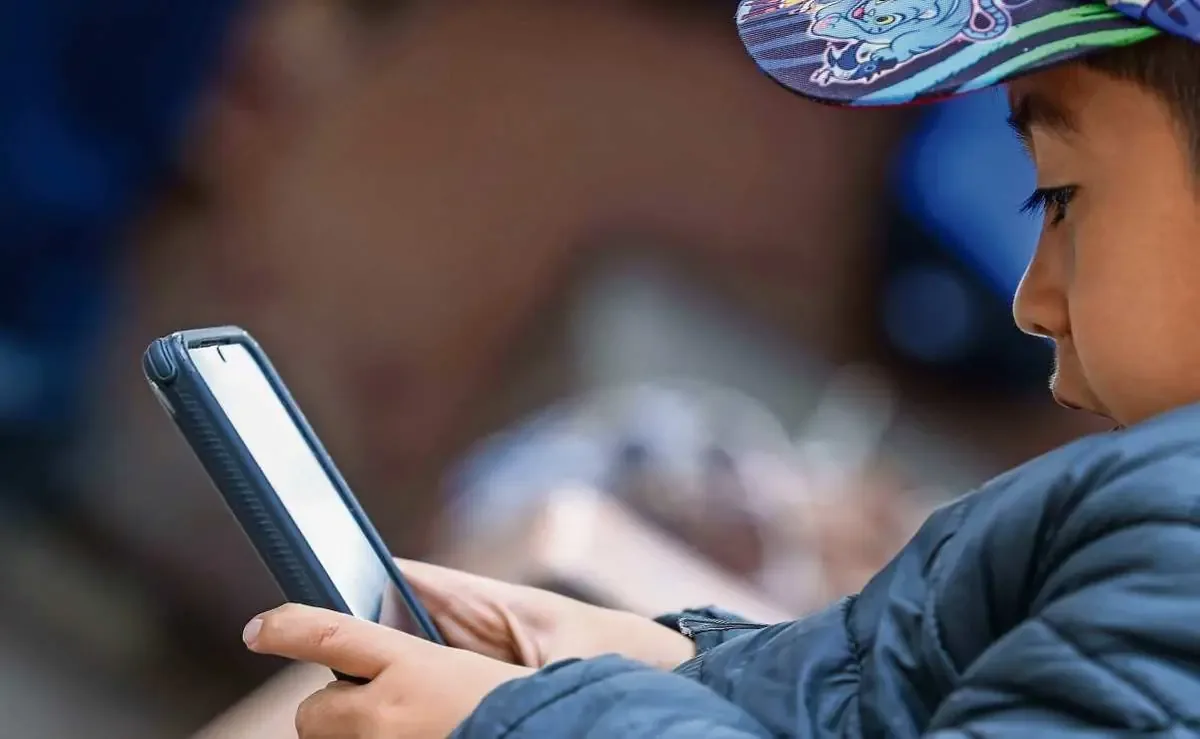 Un estudio revela la desigualdad en acceso a tecnología entre menores de diferentes estratos económicos.
