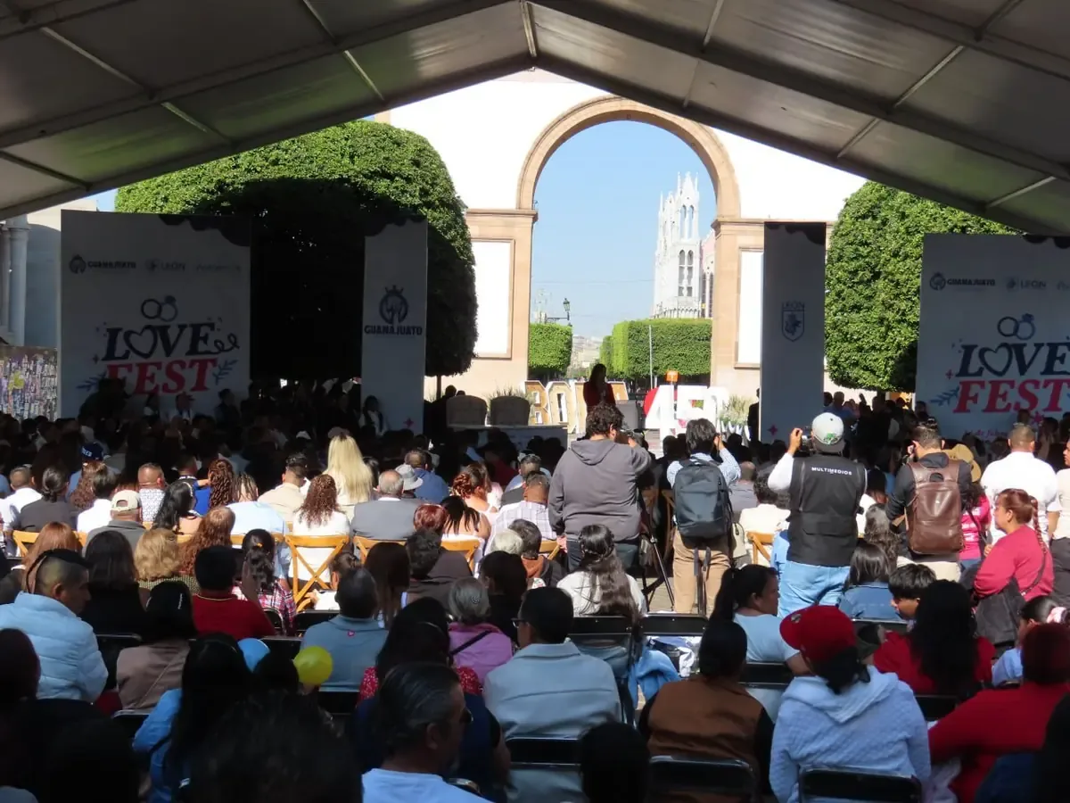 150 parejas unen sus vidas en una emotiva ceremonia por el 450 aniversario de la ciudad.