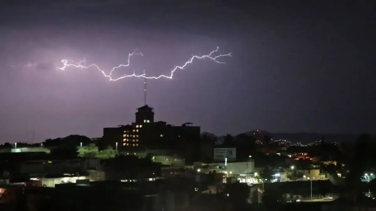 El SMN advierte lluvias fuertes y granizo en gran parte del país, con una onda de calor en tres entidades.