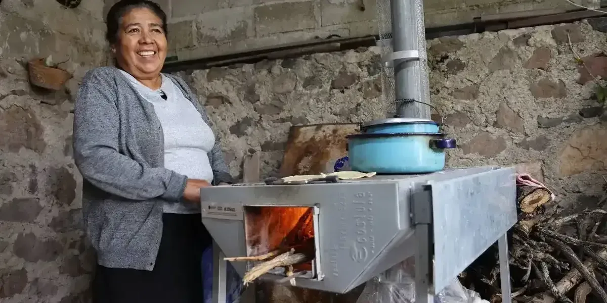 La entrega de gallineros y la rehabilitación de techumbres benefician a 150 familias en comunidades queretanas.