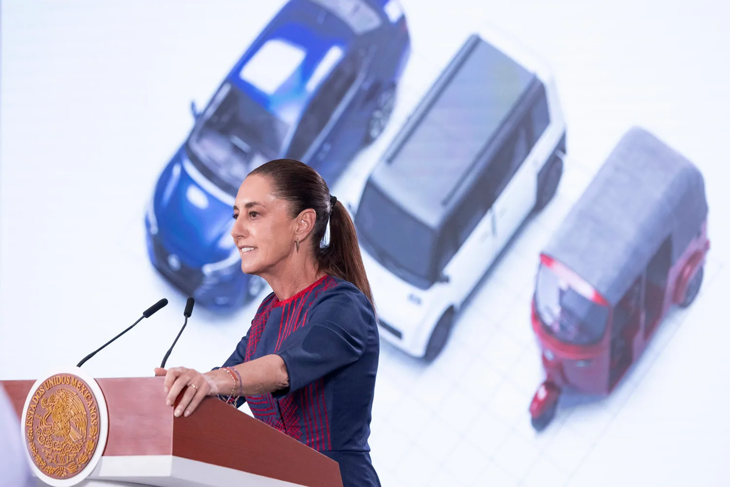 VIDEO | Sheinbaum Conduce el Primer Auto Eléctrico Mexicano 