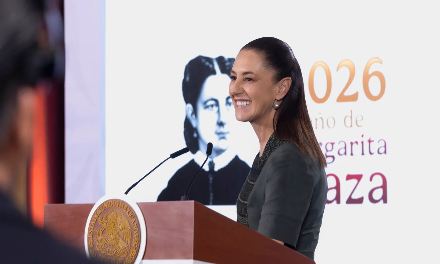 VIDEO | Presidenta Regala Boleto del Mundial a Joven Fanática