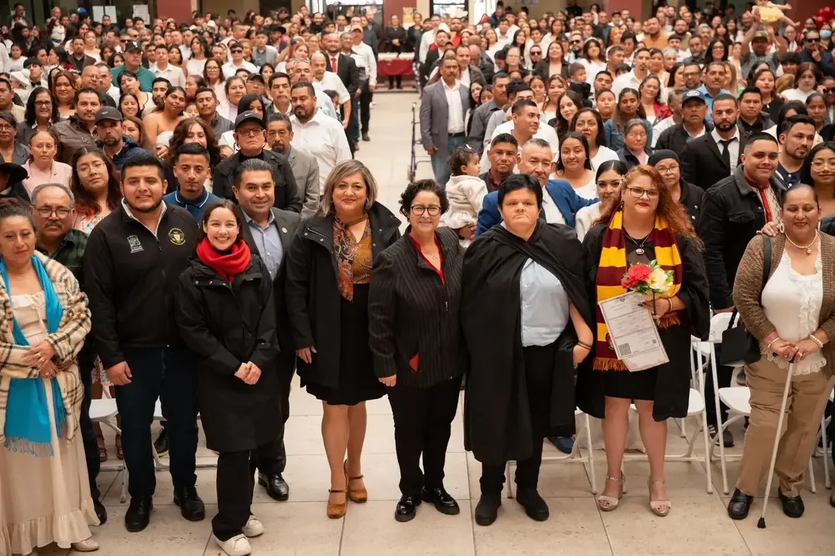 235 parejas formalizan su unión civil en un acto que refuerza el compromiso familiar y la certeza jurídica.