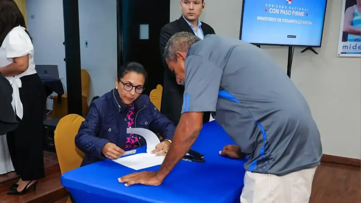 249 exfuncionarios cobran prestaciones laboral tras años de espera, resaltando el compromiso gubernamental.