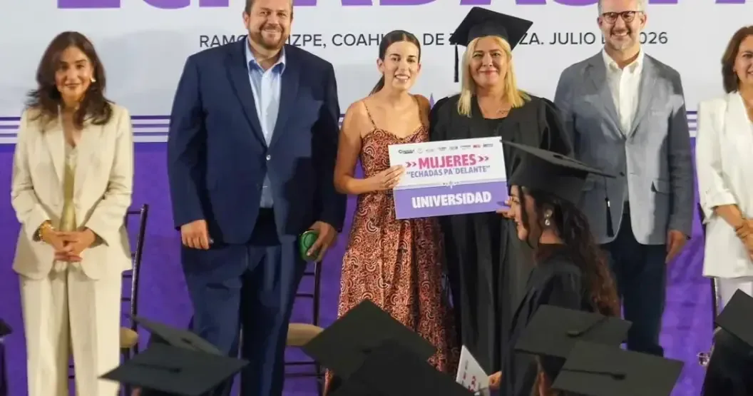 Estas graduadas recibirán becas universitarias para continuar su educación superior.