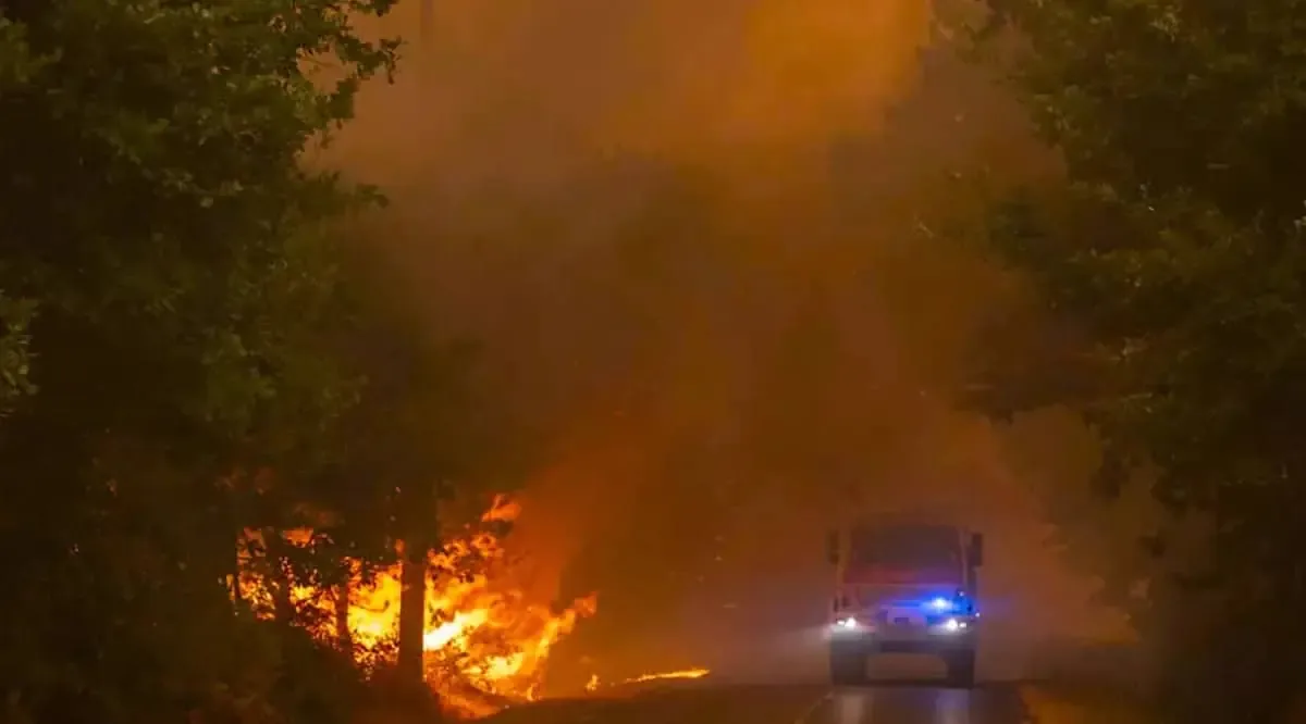 Un incendio en un almacén de residuos industriales genera preocupación por la calidad del aire en Gandrange, Francia.