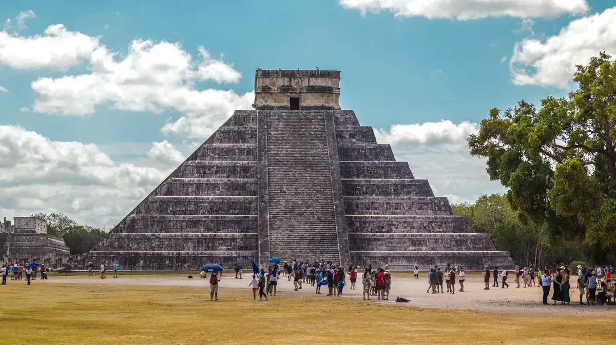 La construcción del distribuidor vial mejora el flujo de turismo y transporte en Cancún.