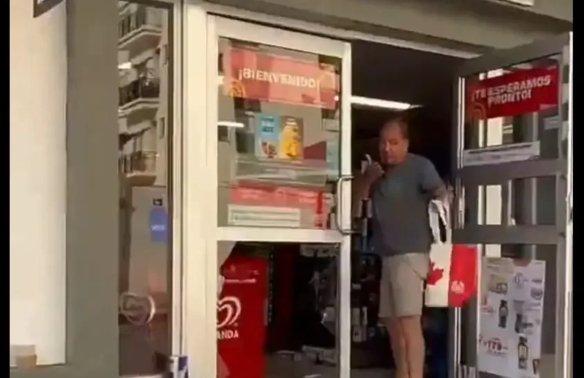 VIDEO | ¡VERGONZOSO! Extranjeros saquean Oxxo de Puerto Vallarta