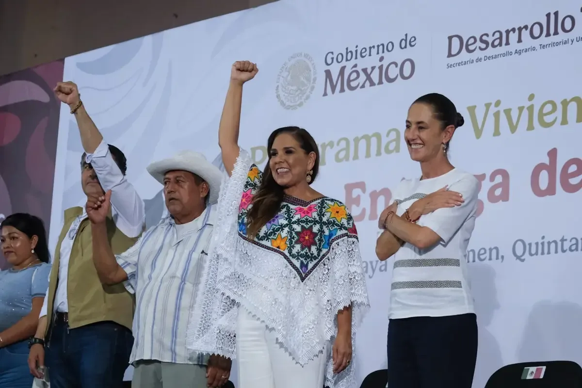 Esta entrega de escrituras permite a las familias acceder a la certeza jurídica de sus propiedades.