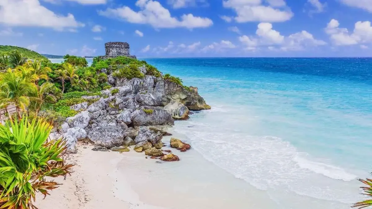 Descubre cinco playas secretas en México ideales para escapar del estrés.