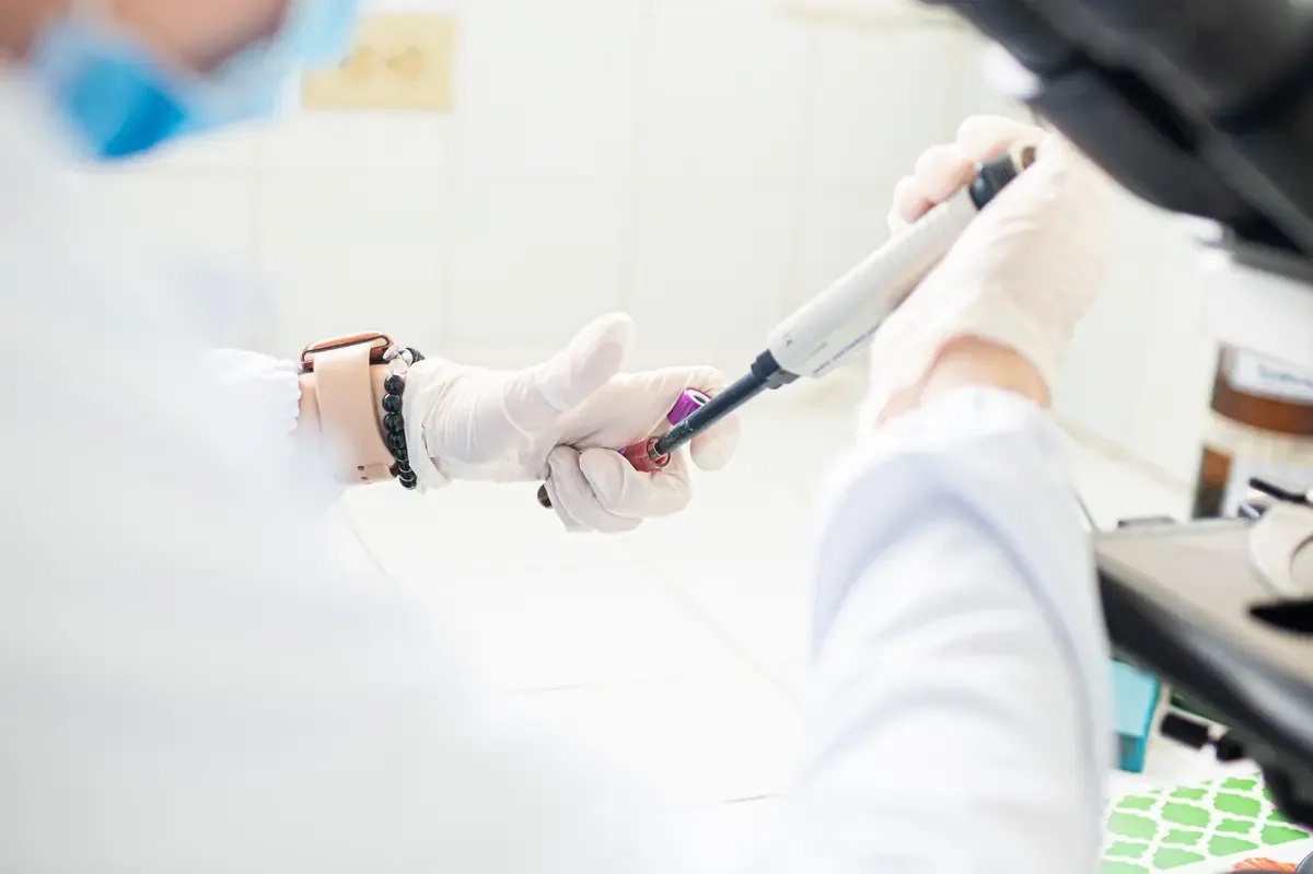 La llegada de 50 Doctors al país busca mejorar la atención médica y crear oportunidades laborales.