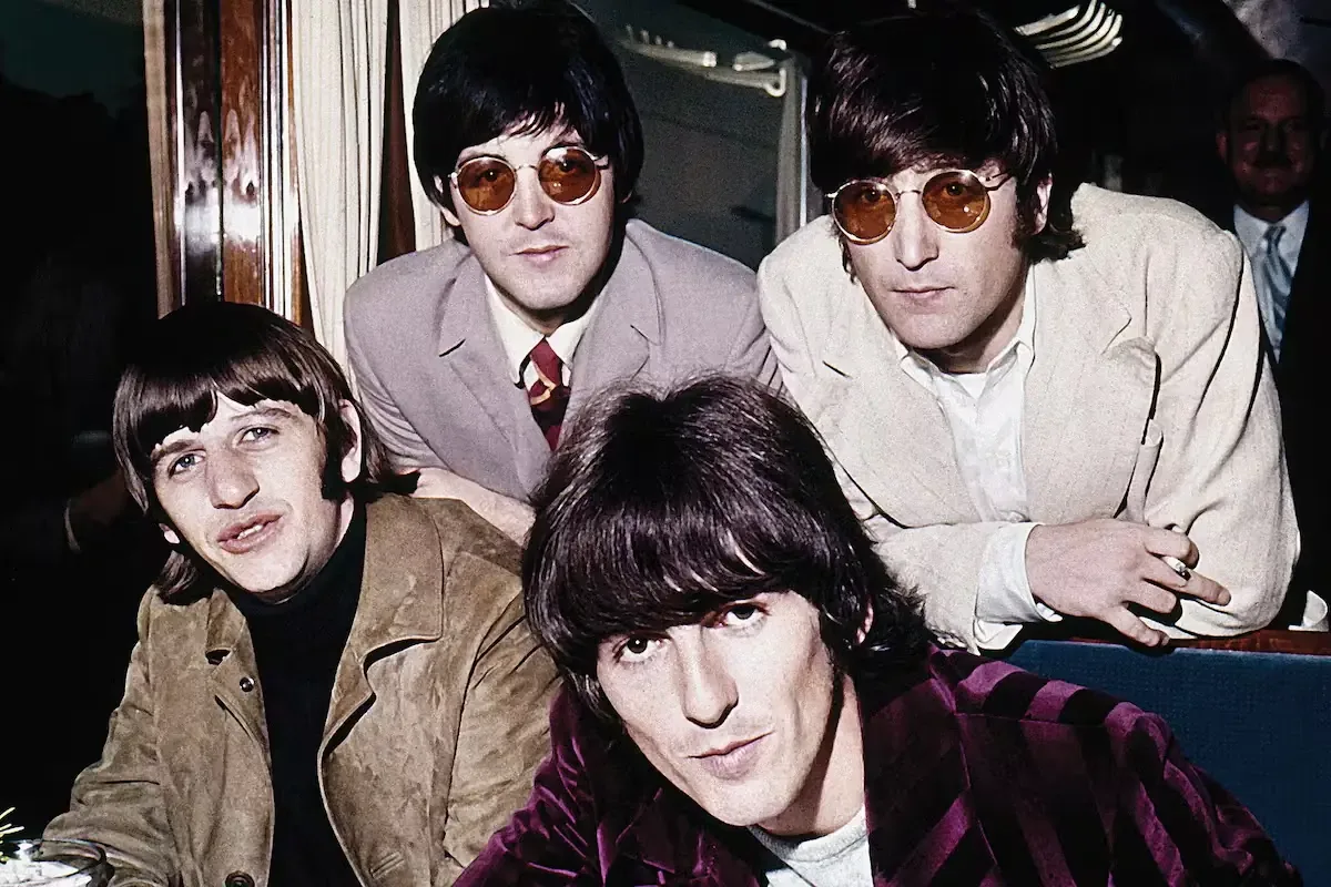 "Revolver" representa un cambio en la trayectoria de los Beatles, destacando su evolución musical y el impacto en la cultura pop.