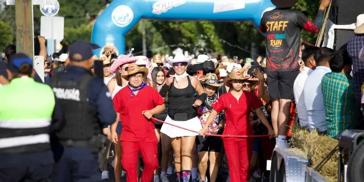 La carrera vaquera de San Juan del Río reúne a miles de corredores en un evento que celebra la cultura local.