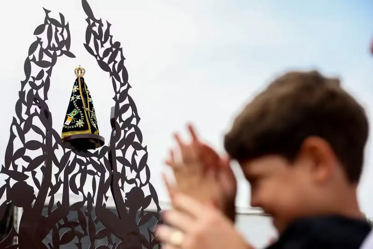 La figura de Nossa Senhora Aparecida es símbolo de unidad y esperanza en la fe católica en Brasil.