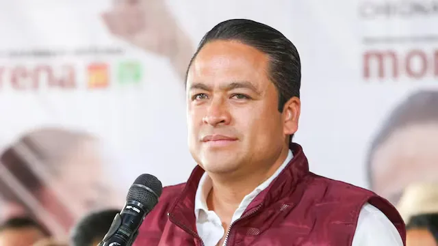 VIDEO | Alcalde de Morena es exhibido con fajo de billetes en mano