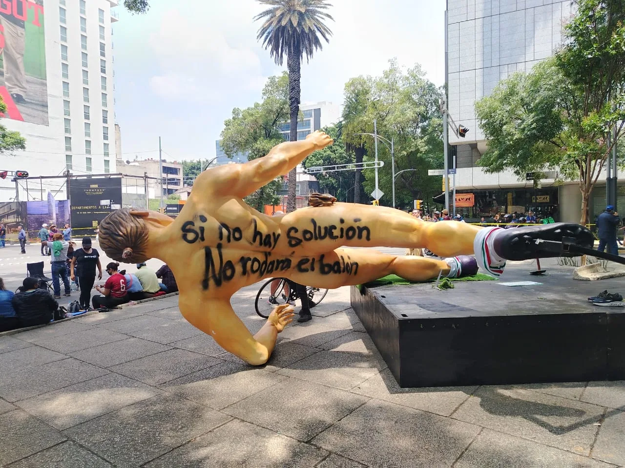 VIDEO | Manifestantes derriban figuras del Mundial en Reforma