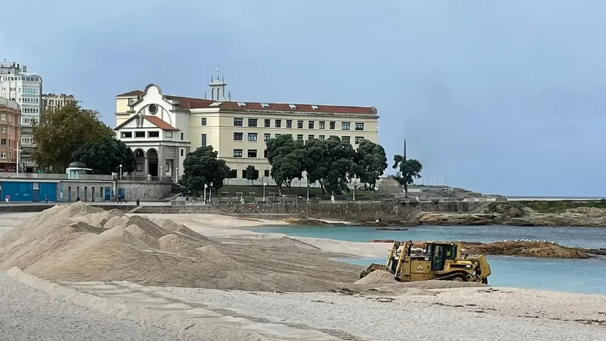 La duna de Riazor sirve para salvaguardar el paseo marítimo ante los temporales de invierno.