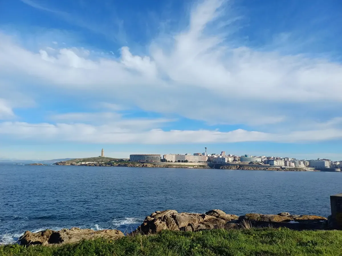 Las lluvias y temperaturas frescas afectarán a la población de A Coruña, según la AEMET.