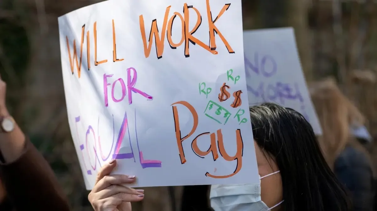 A pesar de avances locales, las mujeres aún enfrentan desigualdades salariales significativas.