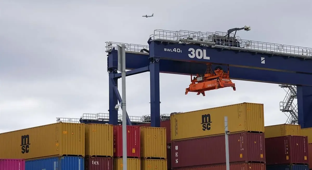A pesar de la caída nacional, Extremadura destaca con un incremento significativo en sus exportaciones durante los primeros meses del año.