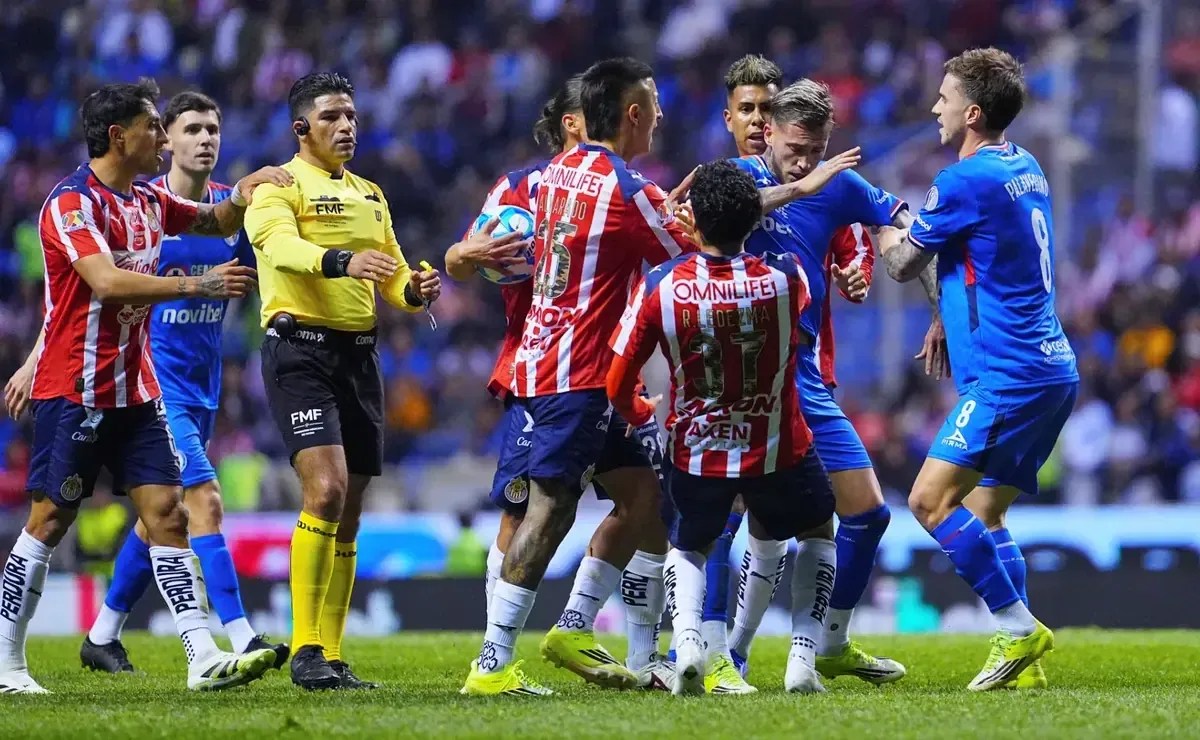 A pesar de la derrota, Chivas se mantienen como líderes de la Liga MX, enfrentando retos en partidos venideros.