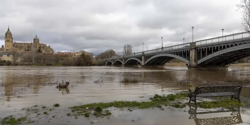 A pesar de la tregua, la Confederación Hidrográfica mantiene más de 40 avisos por inundaciones en Castilla y León.