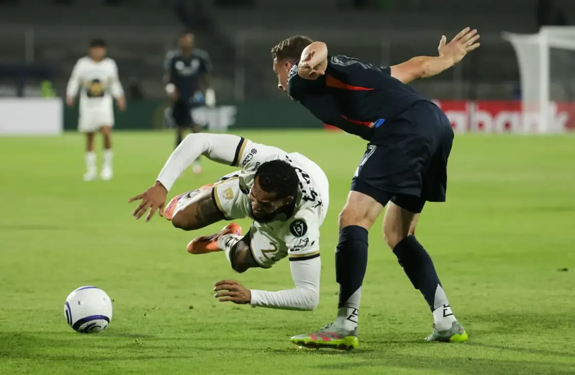 A pesar de una victoria, Pumas no consigue avanzar y deja atrás un año difícil.