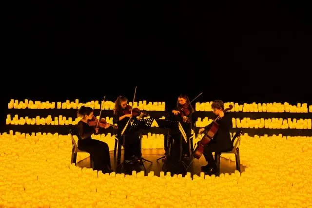 Un evento cultural único que combina música y velas en un histórico entorno.