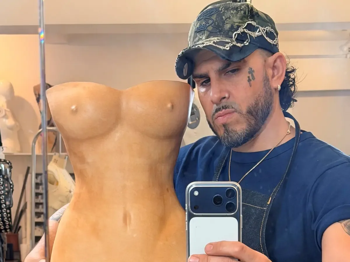 Destaca por su corset creado para Pampita, fusionando tradición y modernidad en la moda.