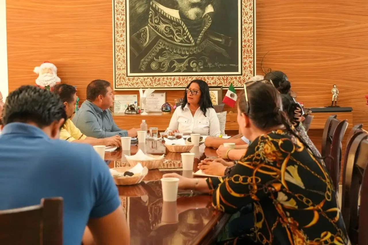 Abelina López Rodríguez durante la reunión con comerciantes en Acapulco.
