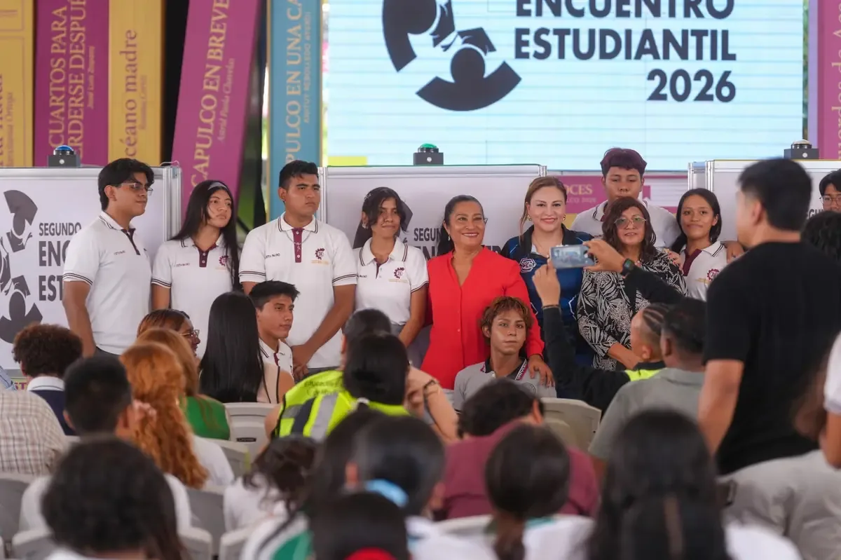 La alcaldesa promueve el desarrollo del pensamiento crítico en jóvenes a través de actividades educativas.