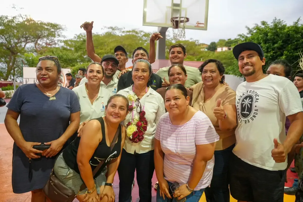 La presidenta municipal con licencia fue respaldada por diversos sectores en Acapulco durante un encuentro social.