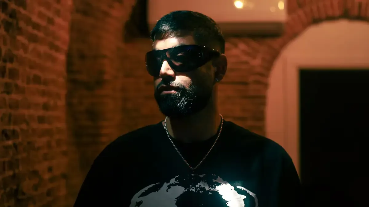 El rapero canario presenta su nuevo trabajo, explorando la dualidad y la autoexpresión.