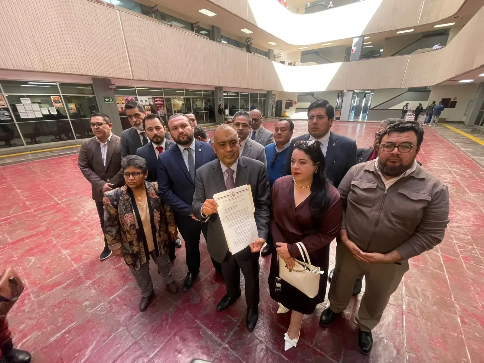 Abogados de Baja California entregan pliego petitorio a la gobernadora.