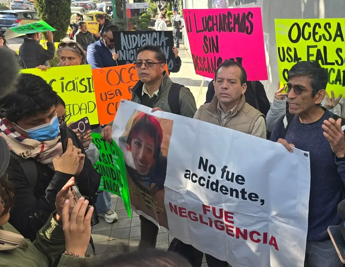 Abogados de la familia de Berenice Giles fuera de los Juzgados Federales de Amparo.