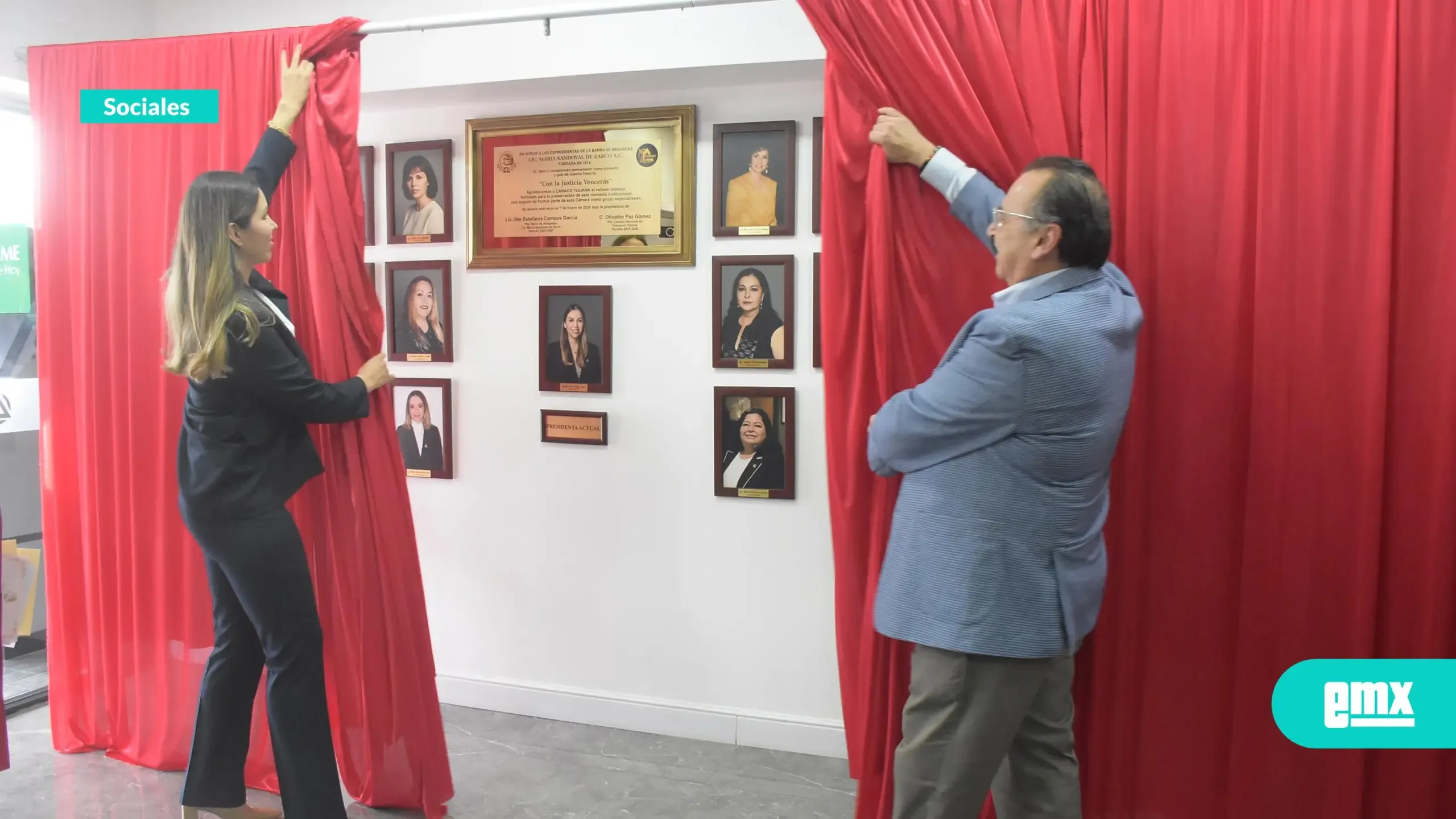 Abogados de Tijuana durante la develación del muro conmemorativo a expresidentas.
