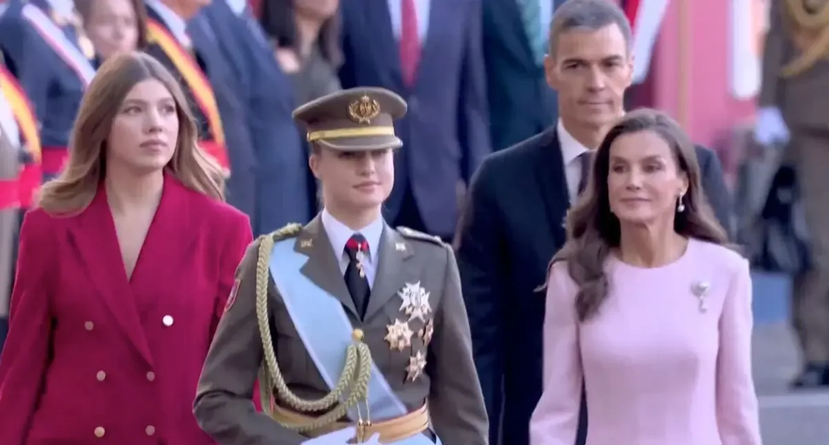 La recepción negativa al presidente contrasta con los aplausos al rey Felipe VI en un clima electoral tenso.