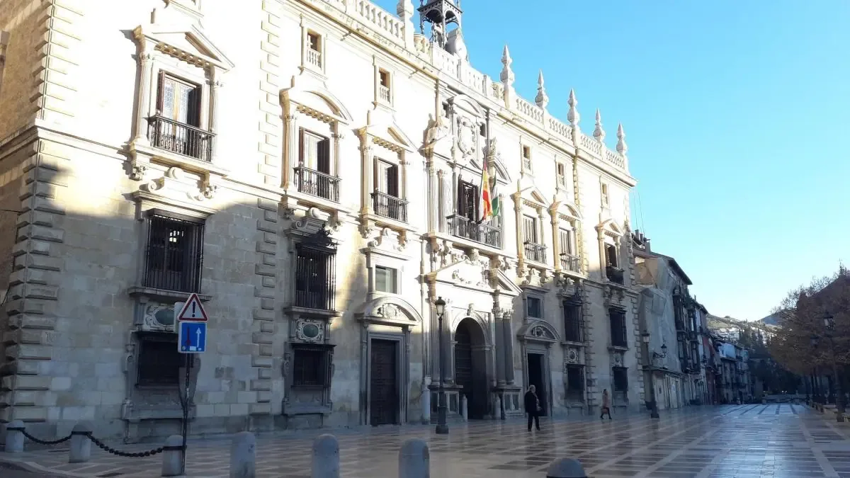 La sentencia subraya la gravedad del delito y la protección de los menores involucrados.