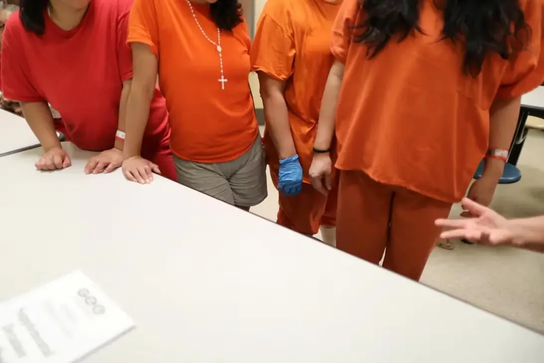 Una mujer de la tercera edad enfrenta condiciones inhumanas y atención médica deficiente en una instalación de ICE en Adelanto.