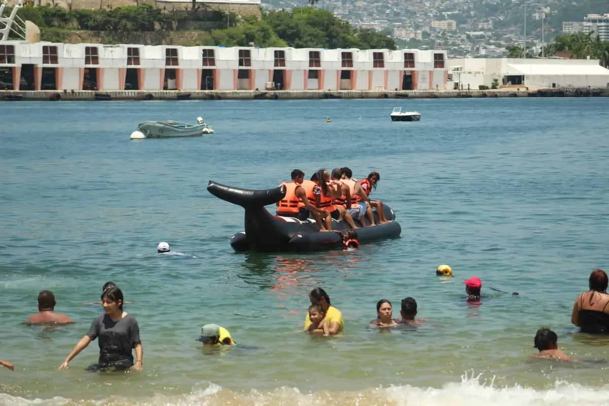 Atrae turistas nacionales en diversas zonas, destacando Acapulco Dorado con la mayor afluencia.