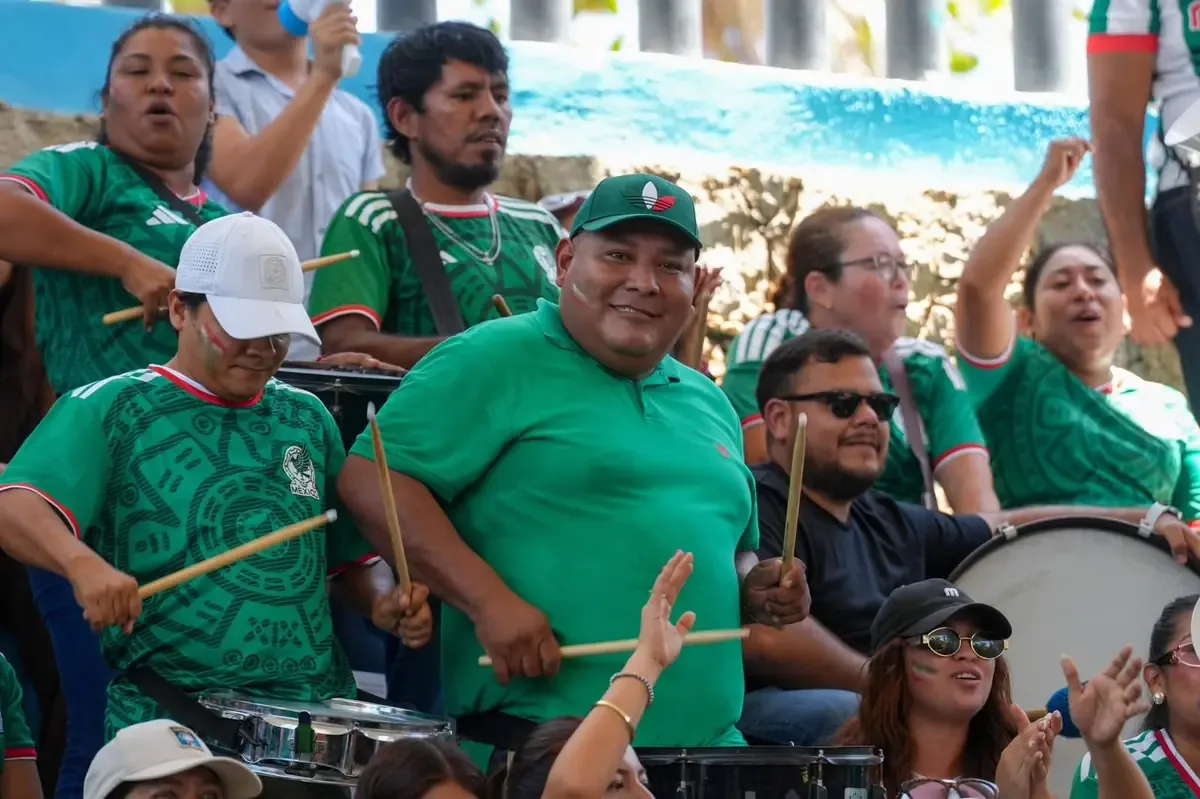 Habitantes y turistas disfrutan de partidos desde el Parque Papagayo.
