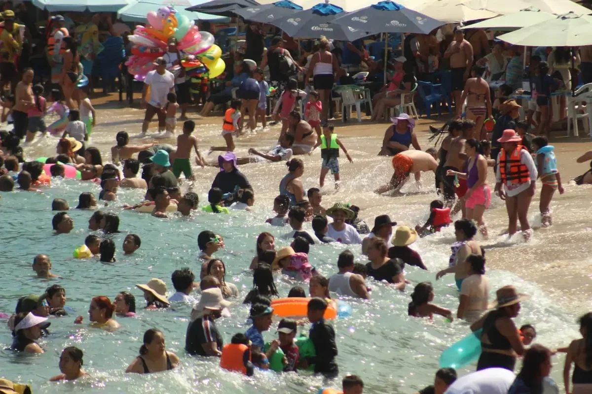 Las playas de Acapulco se preparan para recibir a un gran número de visitantes este verano.