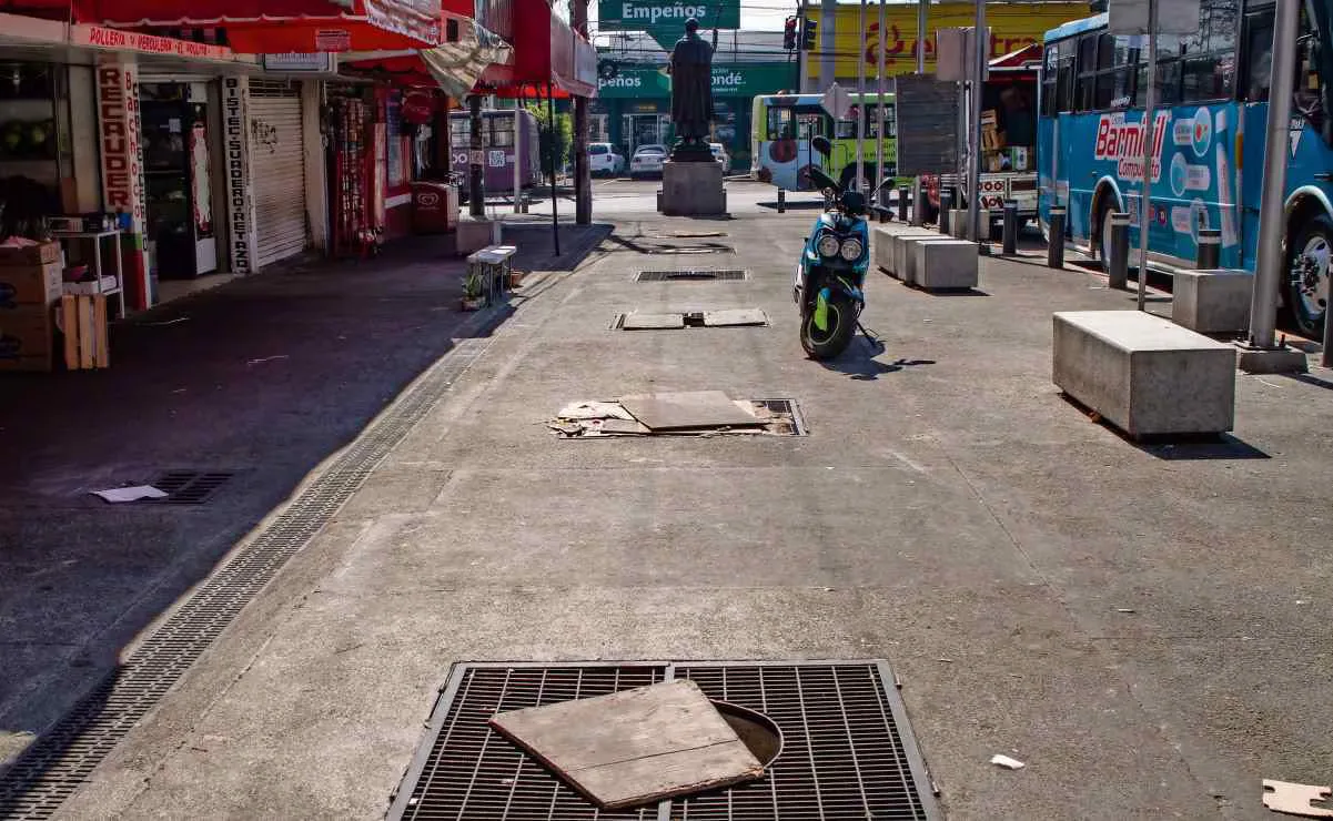 Acceso a la estación Vasco de Quiroga, aún sin finalizar su infraestructura.