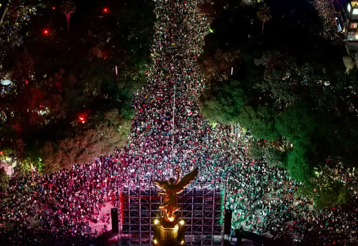 La Ciudad de México implementa un operativo para controlar aglomeraciones durante la celebración del partido México-Inglaterra.