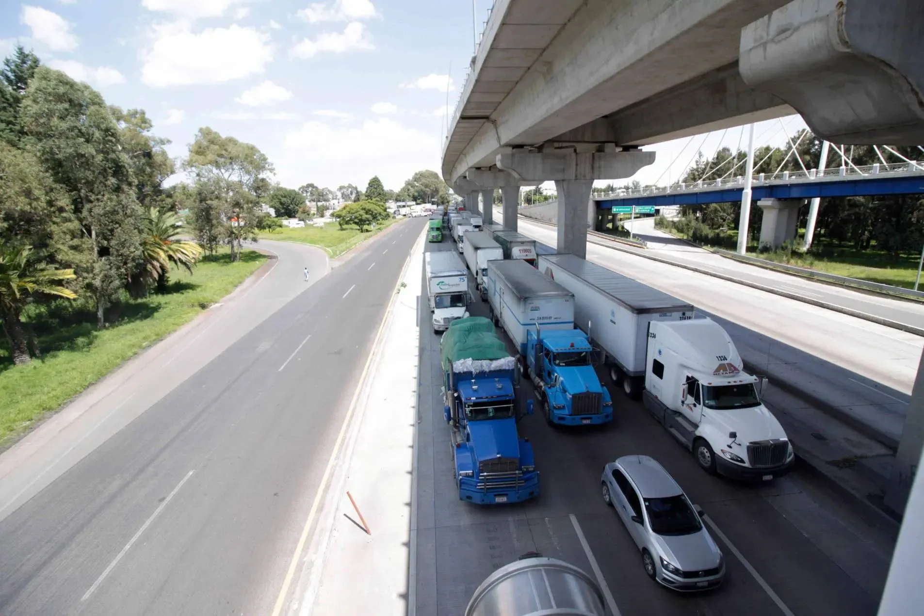 Accesos irregulares en las autopistas de Puebla complican la seguridad vial.