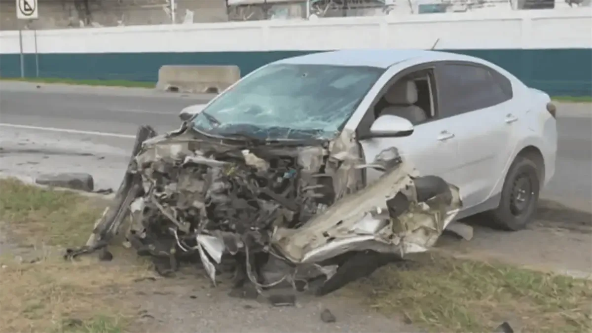 Un fuerte choque en una carretera transitada resalta la importancia de la seguridad vial.