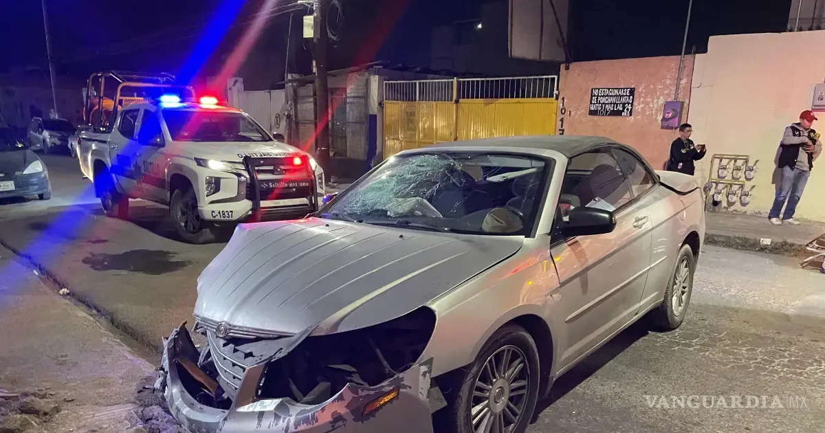 Accidente automovilístico en el centro de Saltillo dejó herida a una conductora.