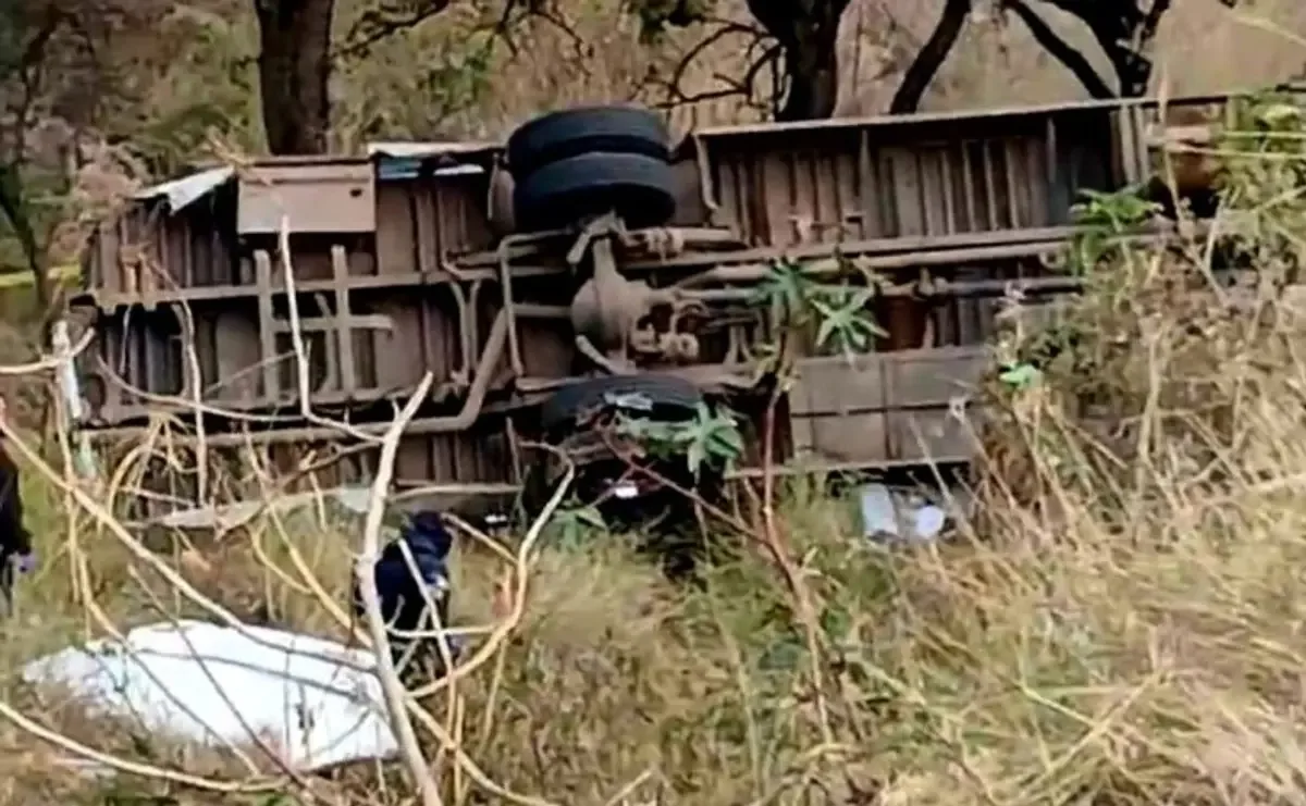 "Accidente de camión en Guanajuato involucra a jornaleros en su trayecto."