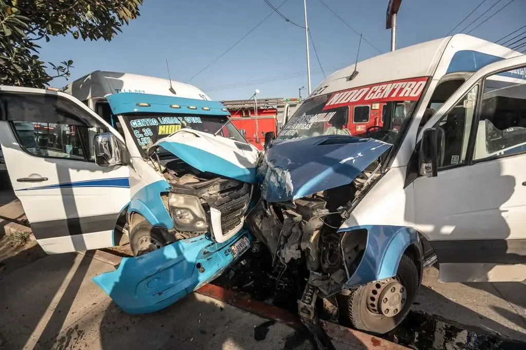 Accidente de camiones de transporte público en Tijuana provoca múltiples heridos.